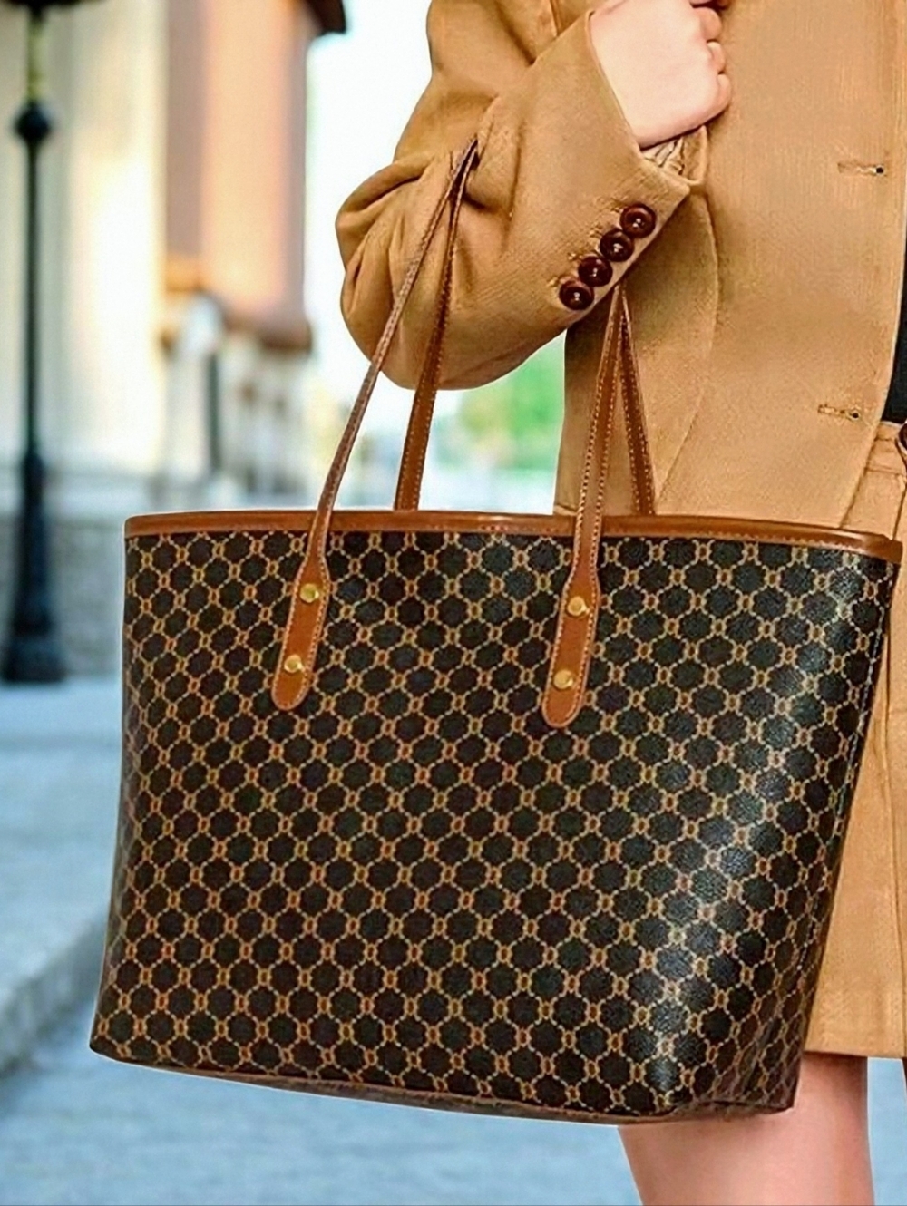 NWT. Classic Brown Patterned Tote Bag. Tan Trim. Top Full Zip Interior Pockets